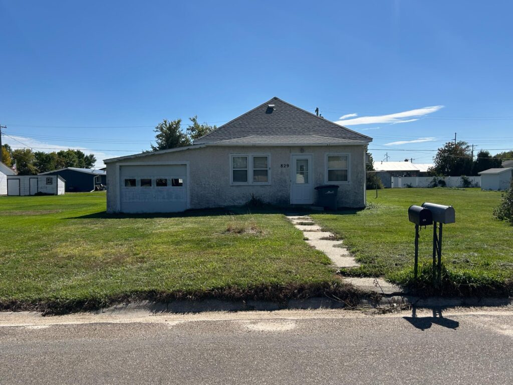 829 E. 1st St., Ainsworth, NE  