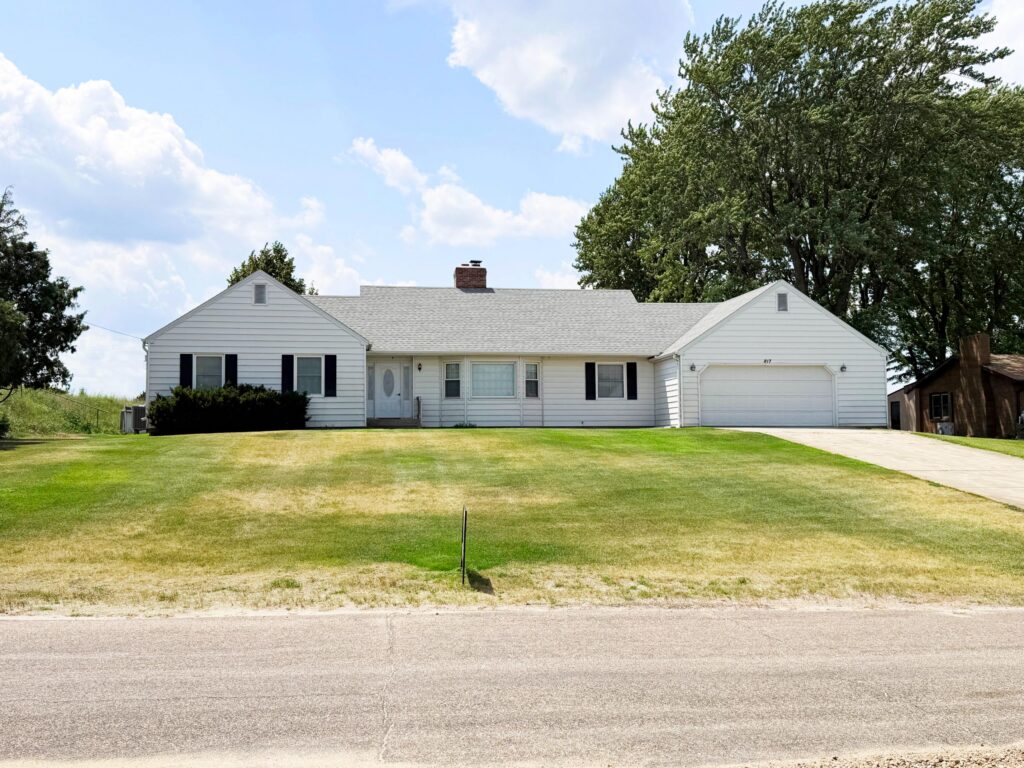 817 Skyline Dr., Bassett, NE  